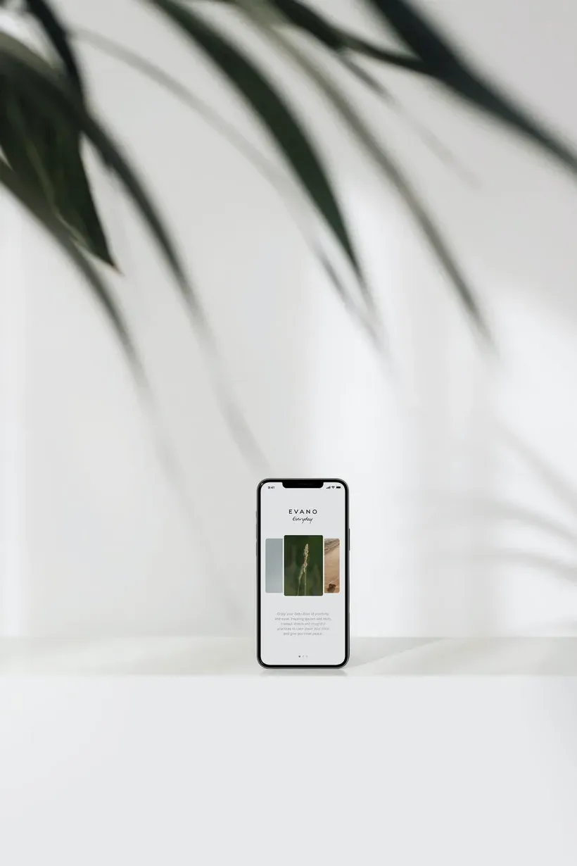 Landing page limpa aberta no ecrã de um telemóvel, com um único fluxo de leitura até à ação.